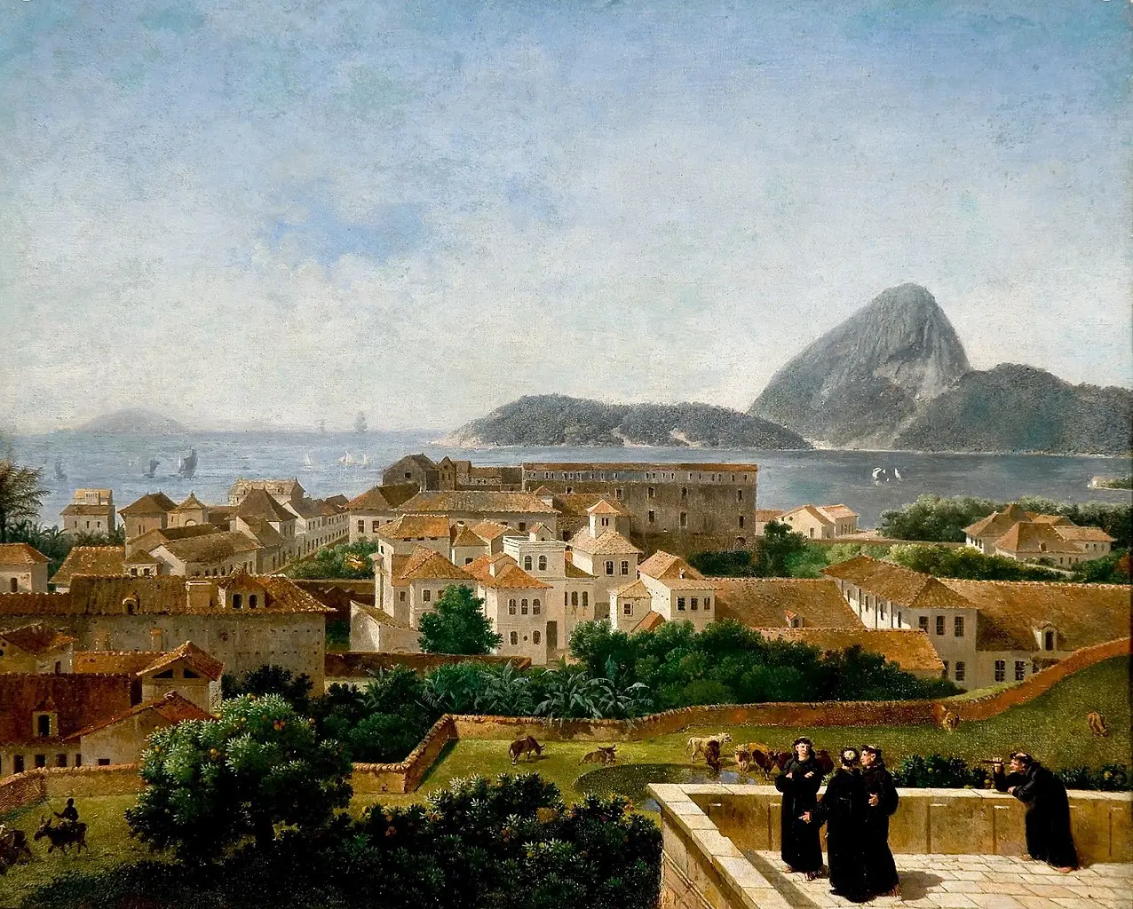 Cidade costeira com casarios tradicionais e figuras em varanda.