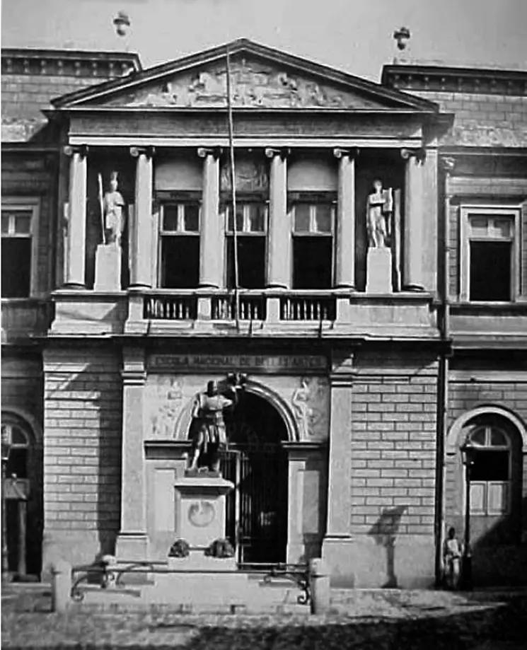 Edifício antigo com arquitetura clássica, estátuas e balcão central.