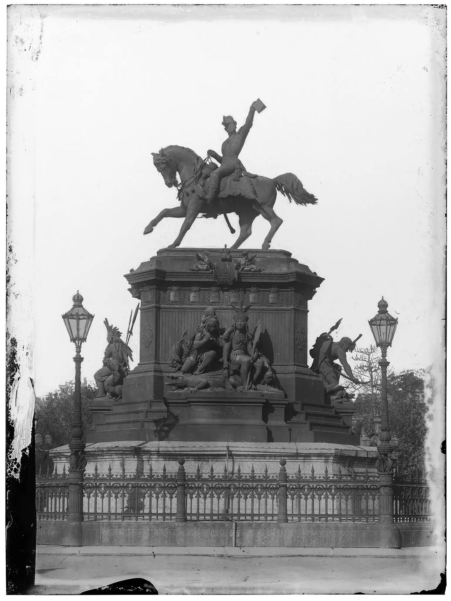 Estátua equestre antiga em preto e branco.