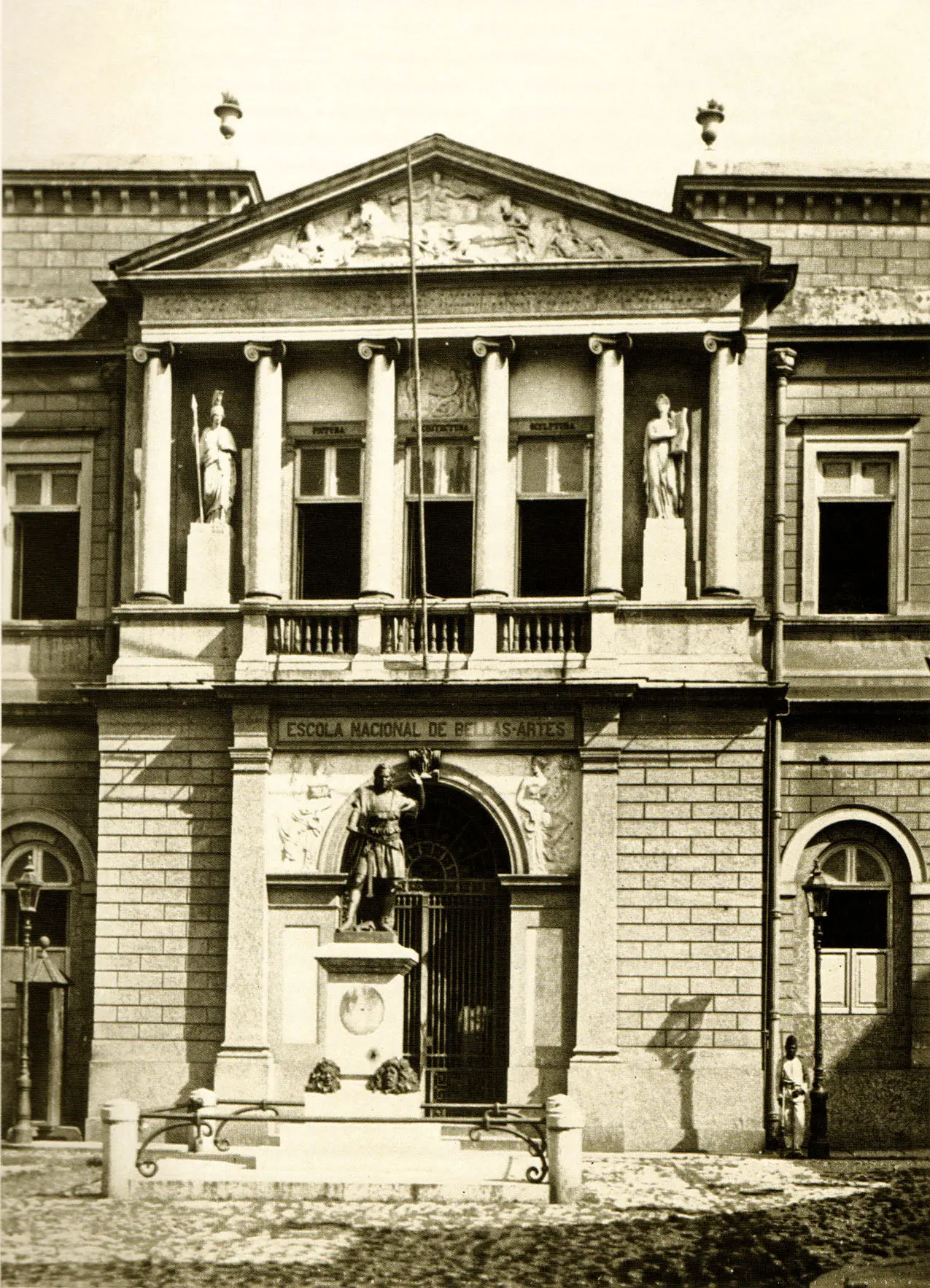 Edifício clássico com estátuas e inscrição "Escola Nacional de Belas-Artes".