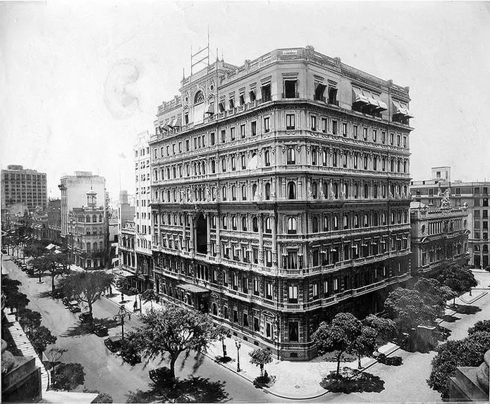 Edifício histórico Palace Hotel em preto e branco.