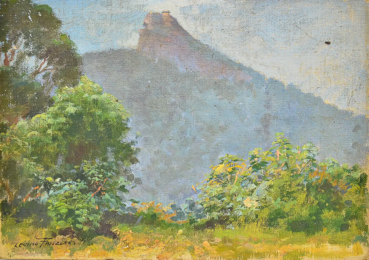 Pintura de paisagem natural com montanha nebulosa e vegetação variada.