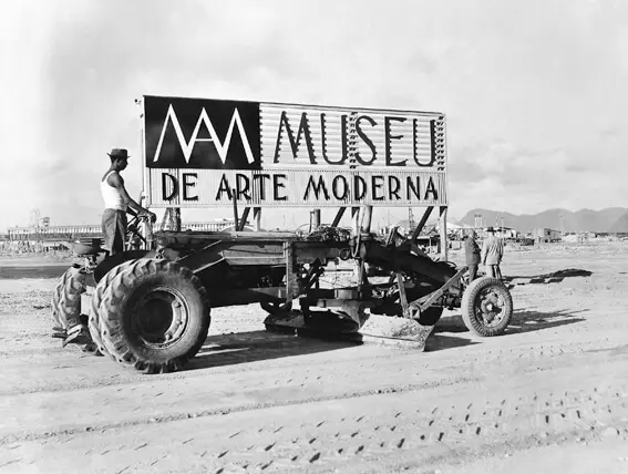 Trator com painel exibindo "Museu de Arte Moderna".