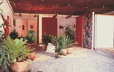 Espaço interno com plantas ornamentais e painéis decorativos.