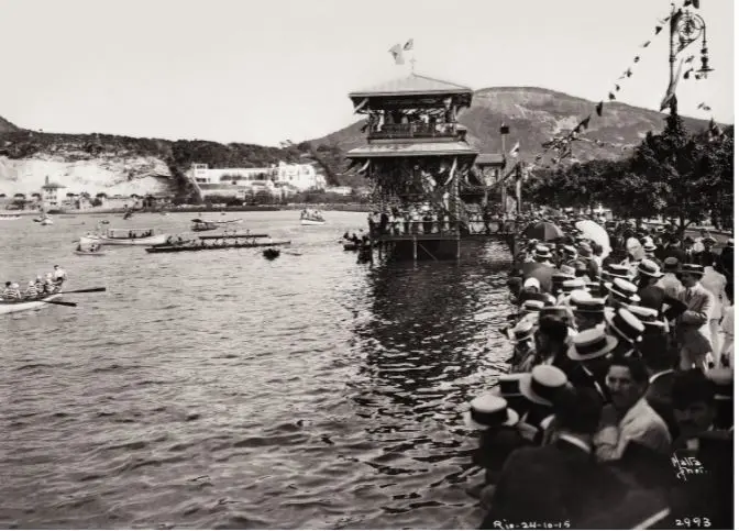 Evento ao ar livre, década de 1910, rio e multidão.