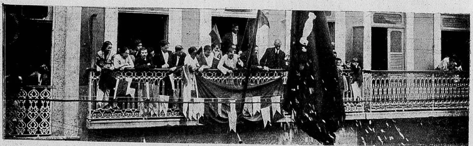 Grupo de pessoas em balcão, celebrando, preto e branco.