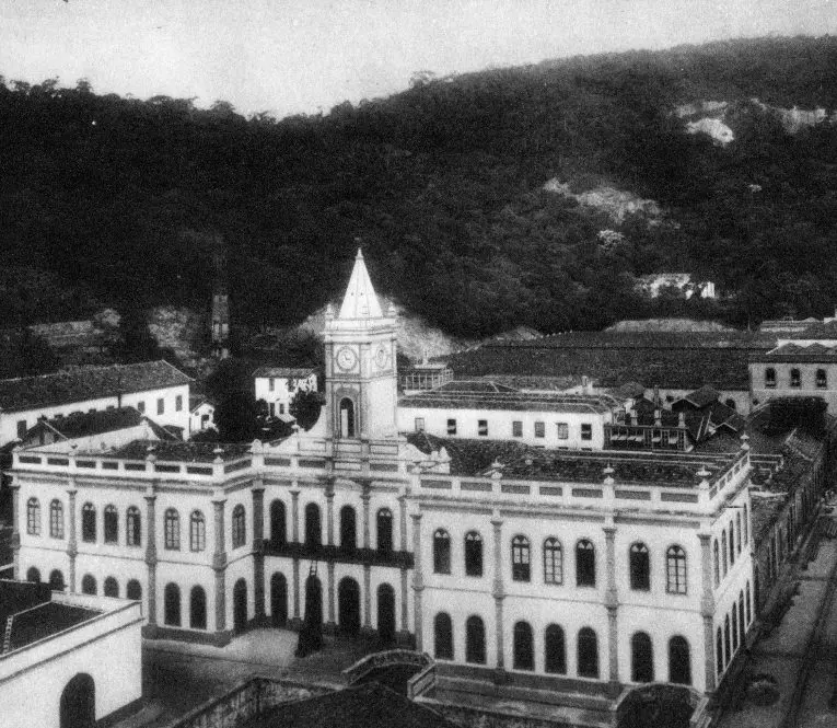 Edifício público histórico em preto e branco, vista panorâmica da cidade.