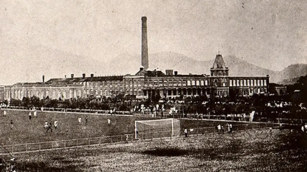 Estádio de futebol em frente a fábrica industrial, 1889.