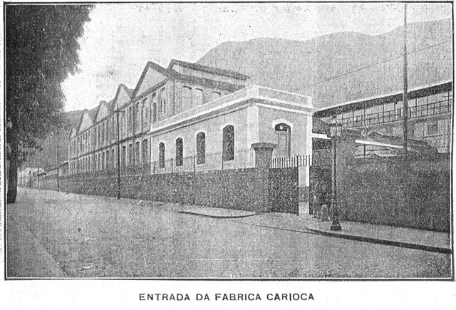 Fábrica industrial antiga em preto e branco.