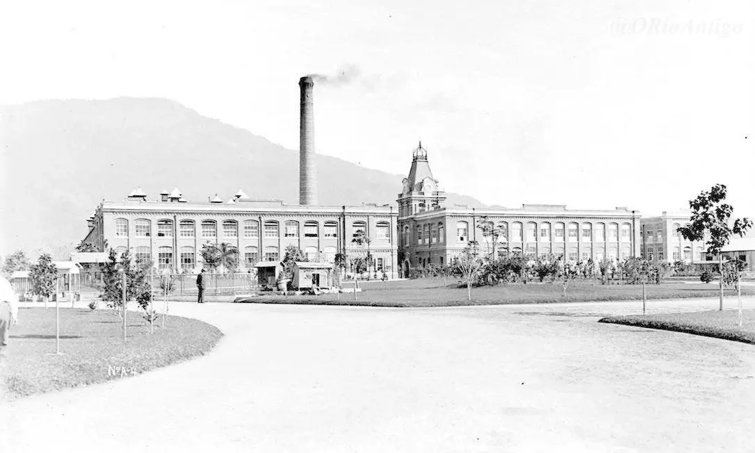 Fábrica industrial histórica em preto e branco.