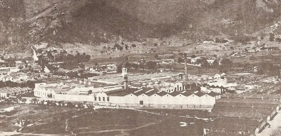 Fábrica industrial antiga em preto e branco