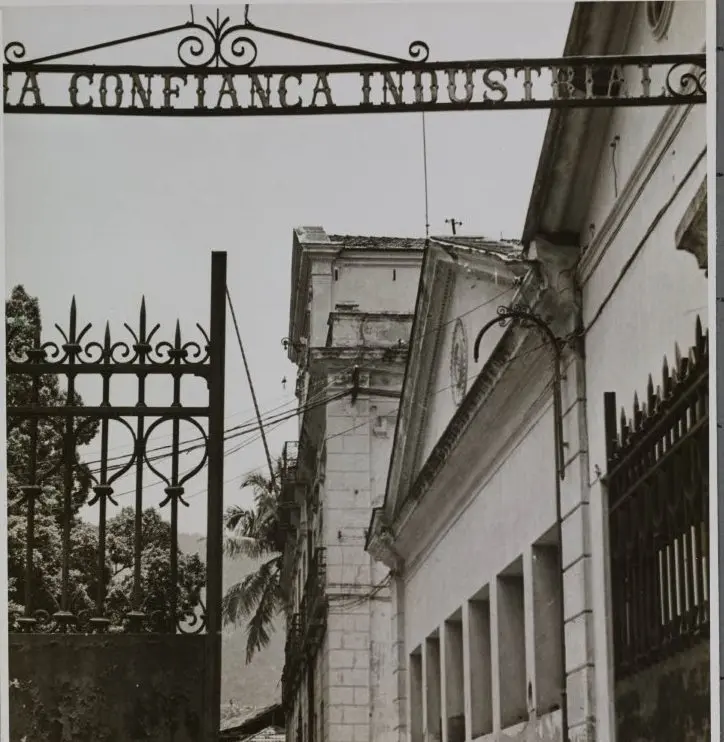 Fábrica industrial com torre e sinal "LA CONFIANCA INDUSTRIAL".