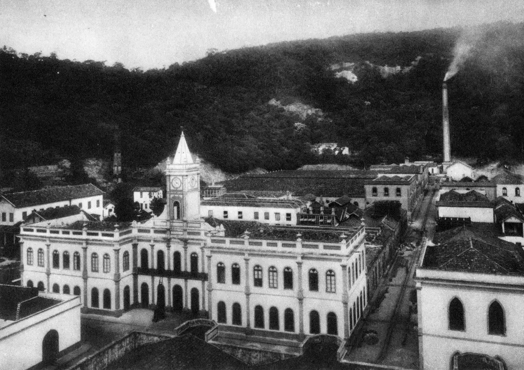 Edifício clássico e fábrica em cidade histórica.