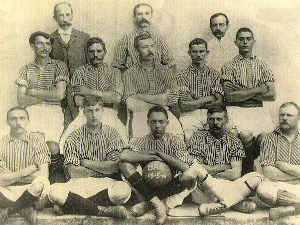 Grupo de homens em uniforme de futebol em preto e branco.