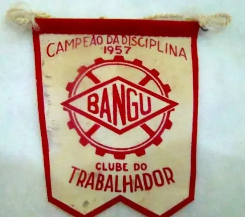 Bandeira triangular com logotipo "Bangu", título "Campeão da Disciplina 1957" e subtítulo "Clube do Trabalhador".