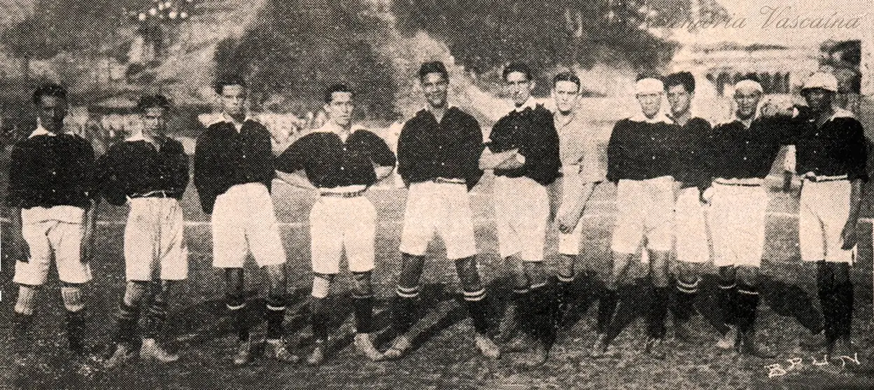 Grupo de homens em uniforme de futebol em preto e branco.