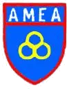 Escudo azul com bordas vermelhas, "AMEA" em branco e triângulos amarelos invertidos.