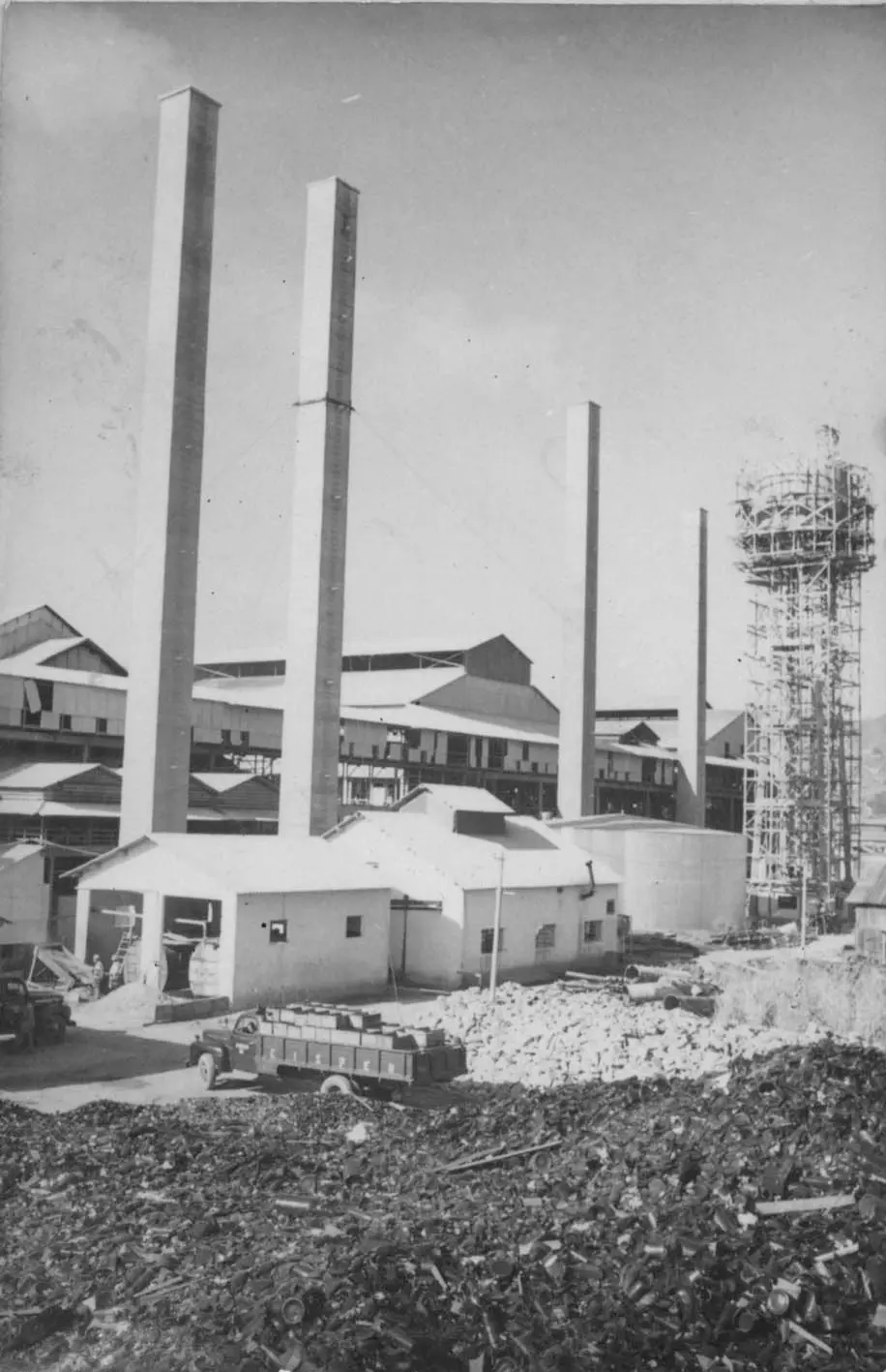 Fábrica industrial antiga com chimeneas e edifícios industriais.