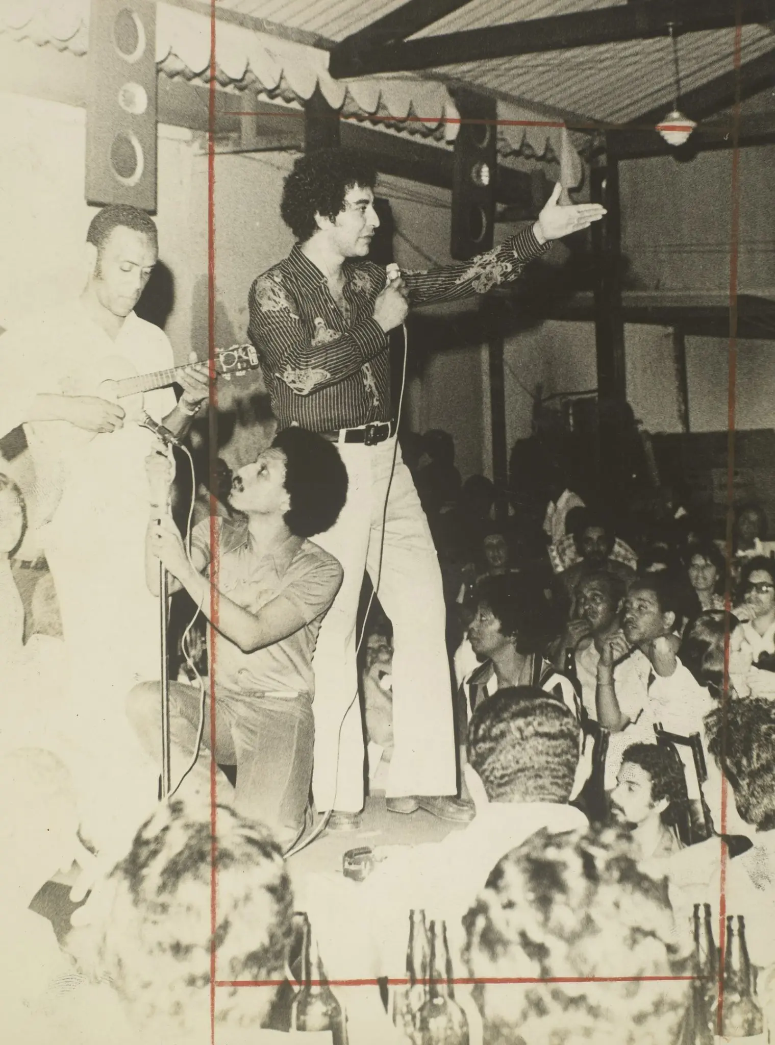 Show de samba com músicos e público.