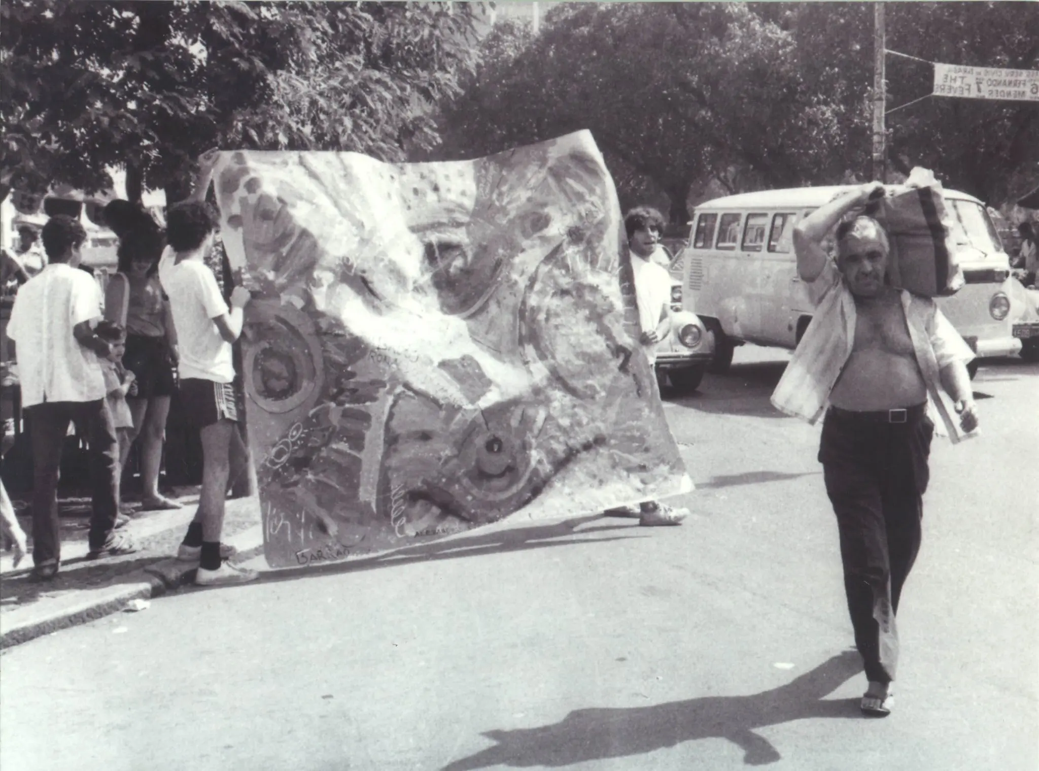 Evento público com arte abstrata e trânsito.