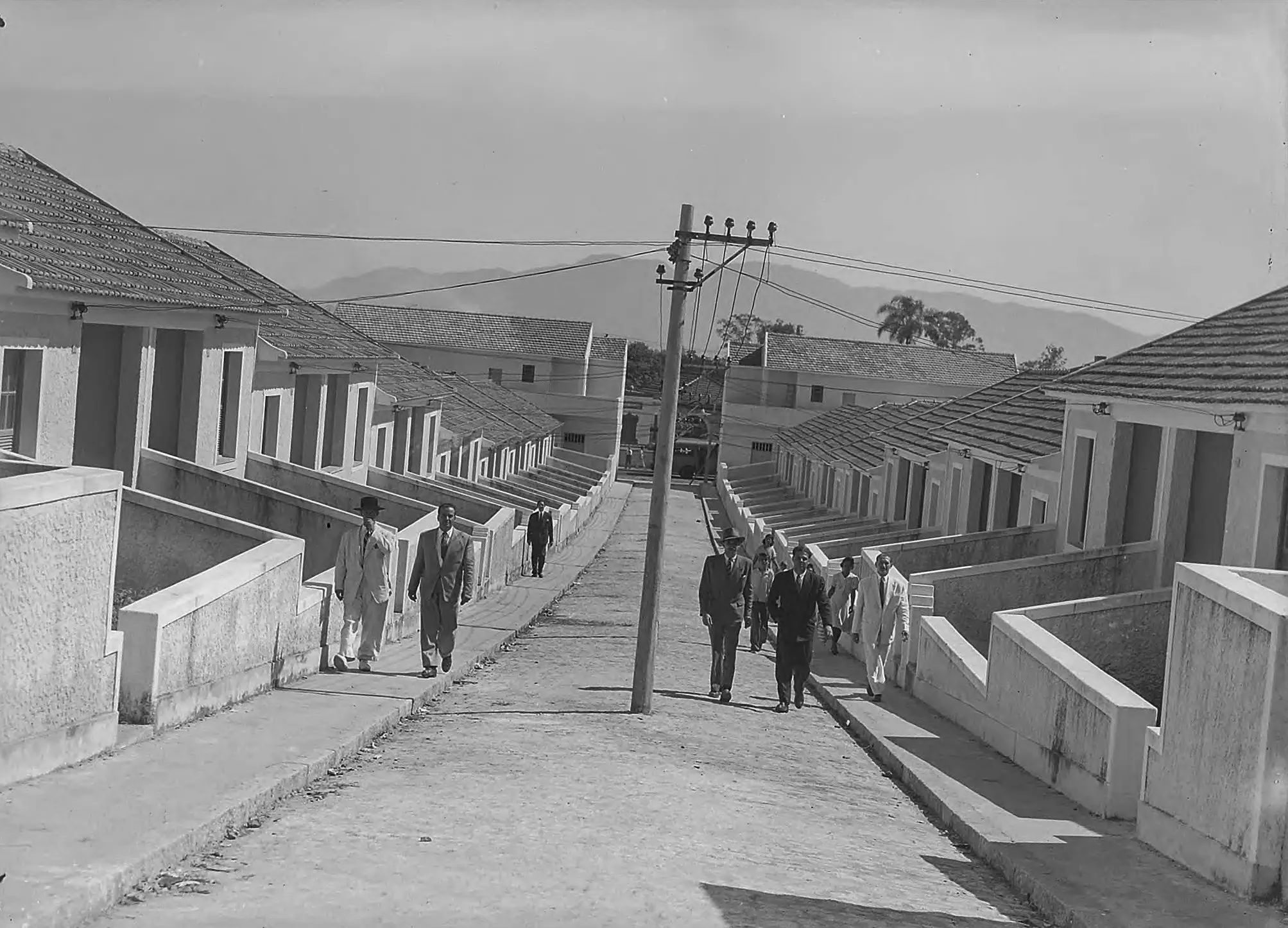 Uma vila operária em preto e branco.