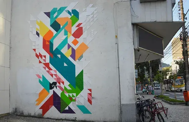 Mural colorido com formas geométricas aleatórias.