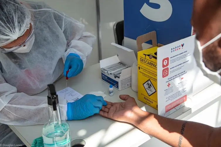 Clínica de saúde durante pandemia, teste de COVID-19.