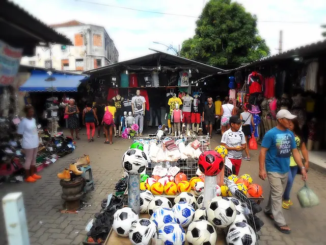 Feira ao ar livre com pessoas caminhando e interagindo.