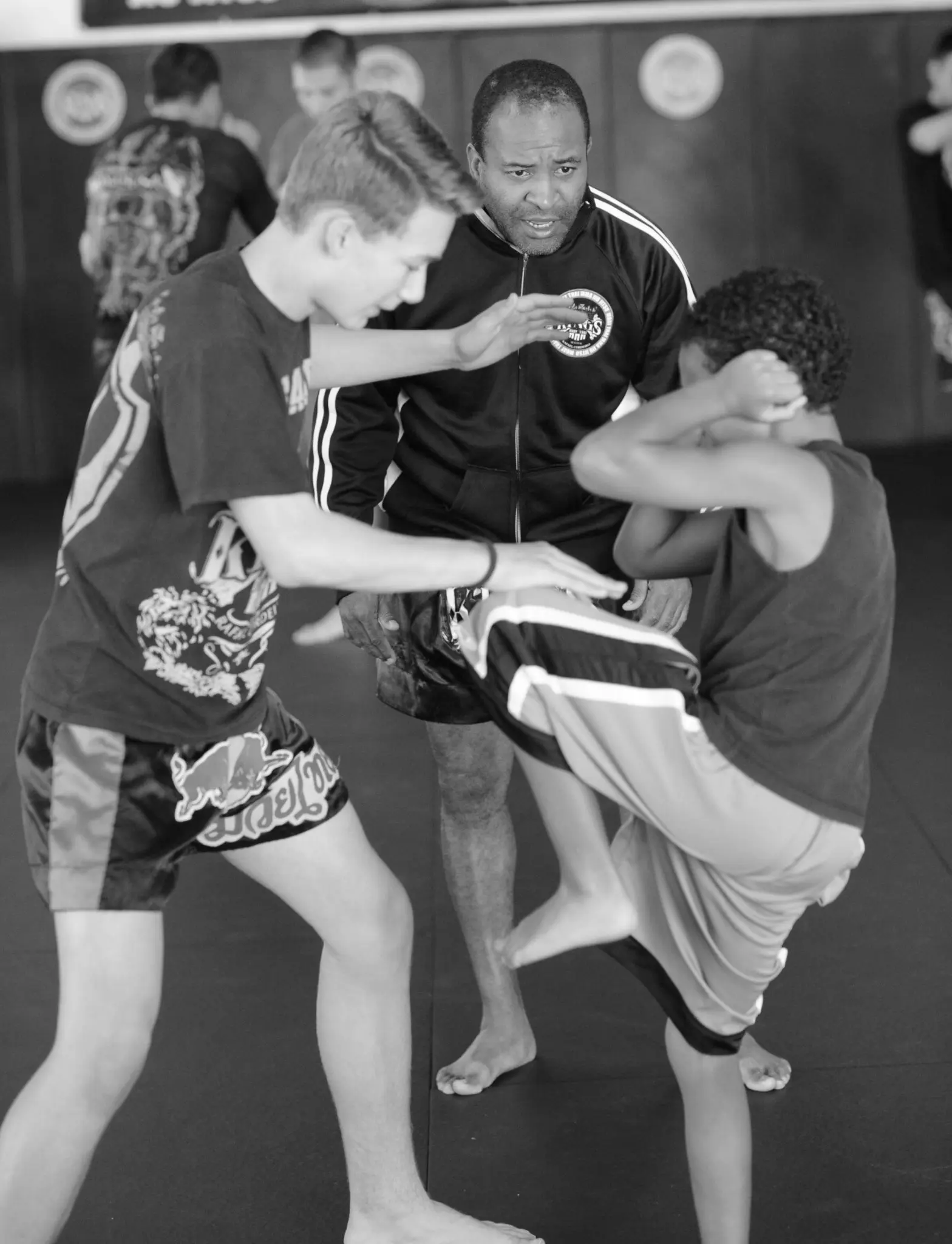 Treinamento de Jiu-Jitsu em preto e branco.