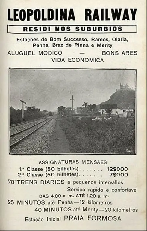 Fotografia preto e branco de ferrovia com estação e torre.