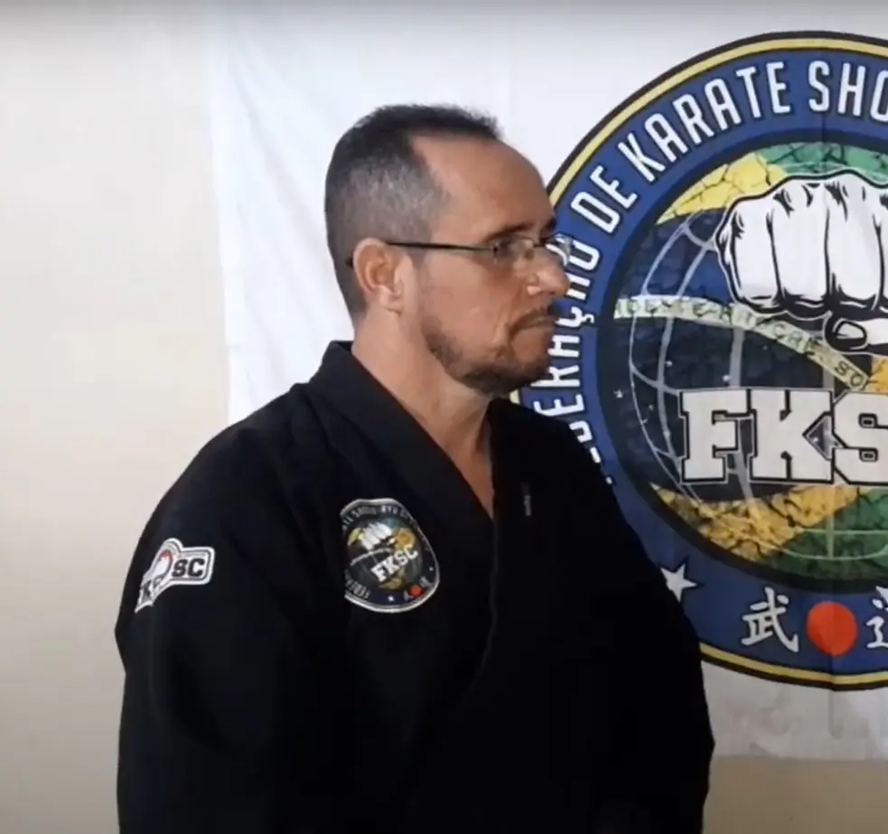 Pessoa em uniforme de karatê, FKSC.