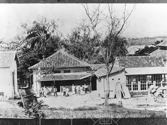 Construções antigas em preto e branco.