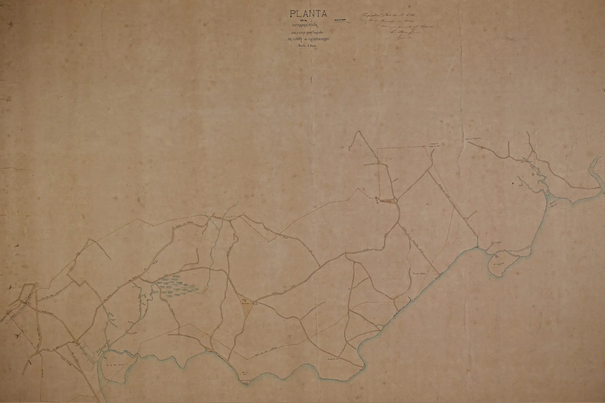 Planta antiga de mapa com áreas urbanas e água.