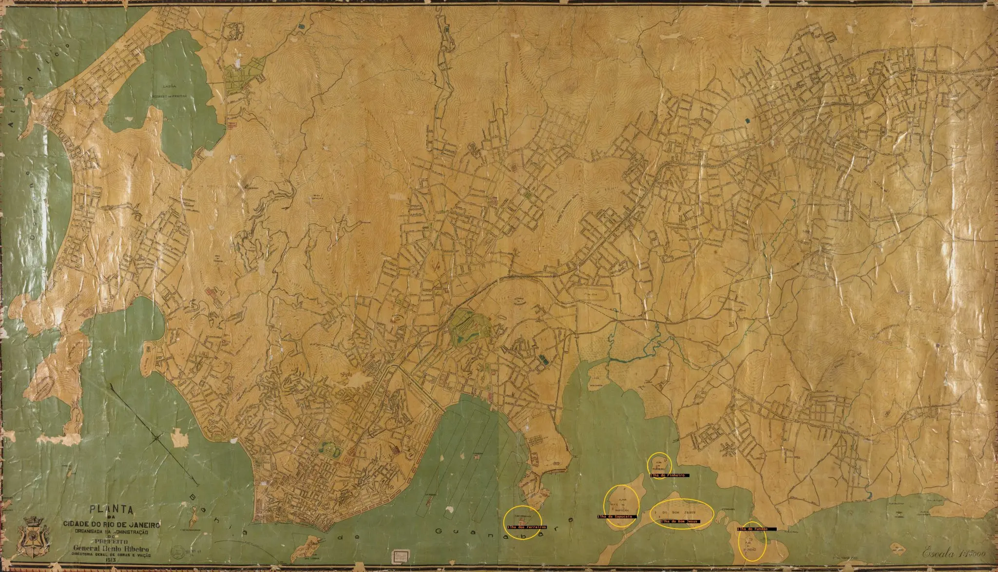 Mapa antigo do Rio de Janeiro, Brasil, mostrando áreas verdes e ruas urbanas.
