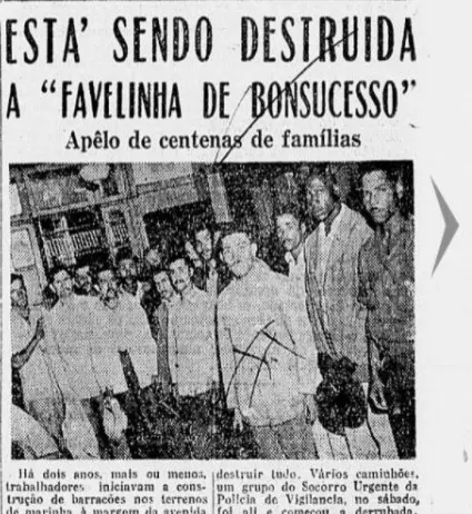 Grupo de pessoas reunidos em frente a construção em reforma.