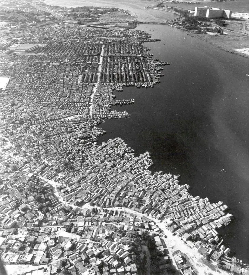 Área urbana com edifícios residenciais e rio.