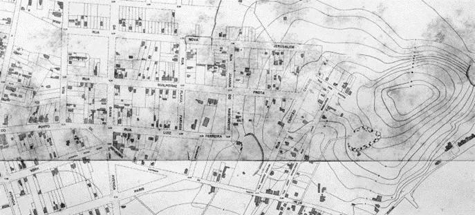 Mapa antigo com ruas, edifícios, parque e montanha.
