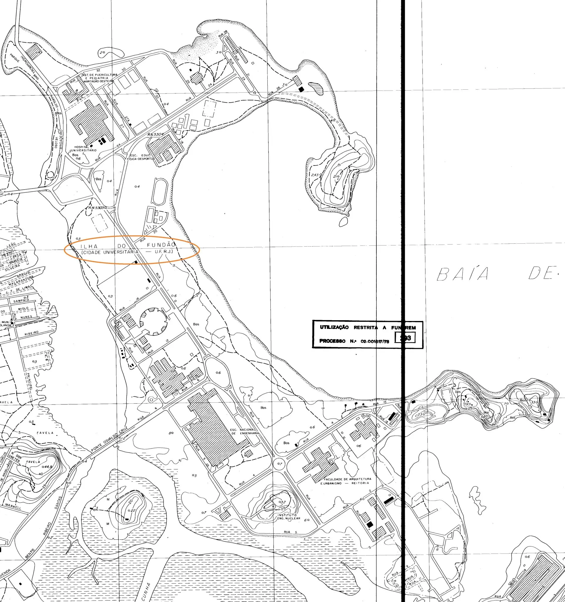 Mapa costeiro com ilhas, edifícios e rotas marcadas.