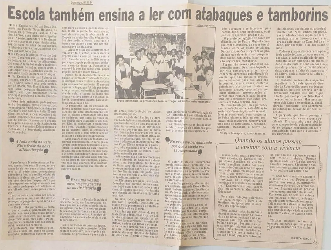 Página de jornal com foto de alunos em sala de aula.