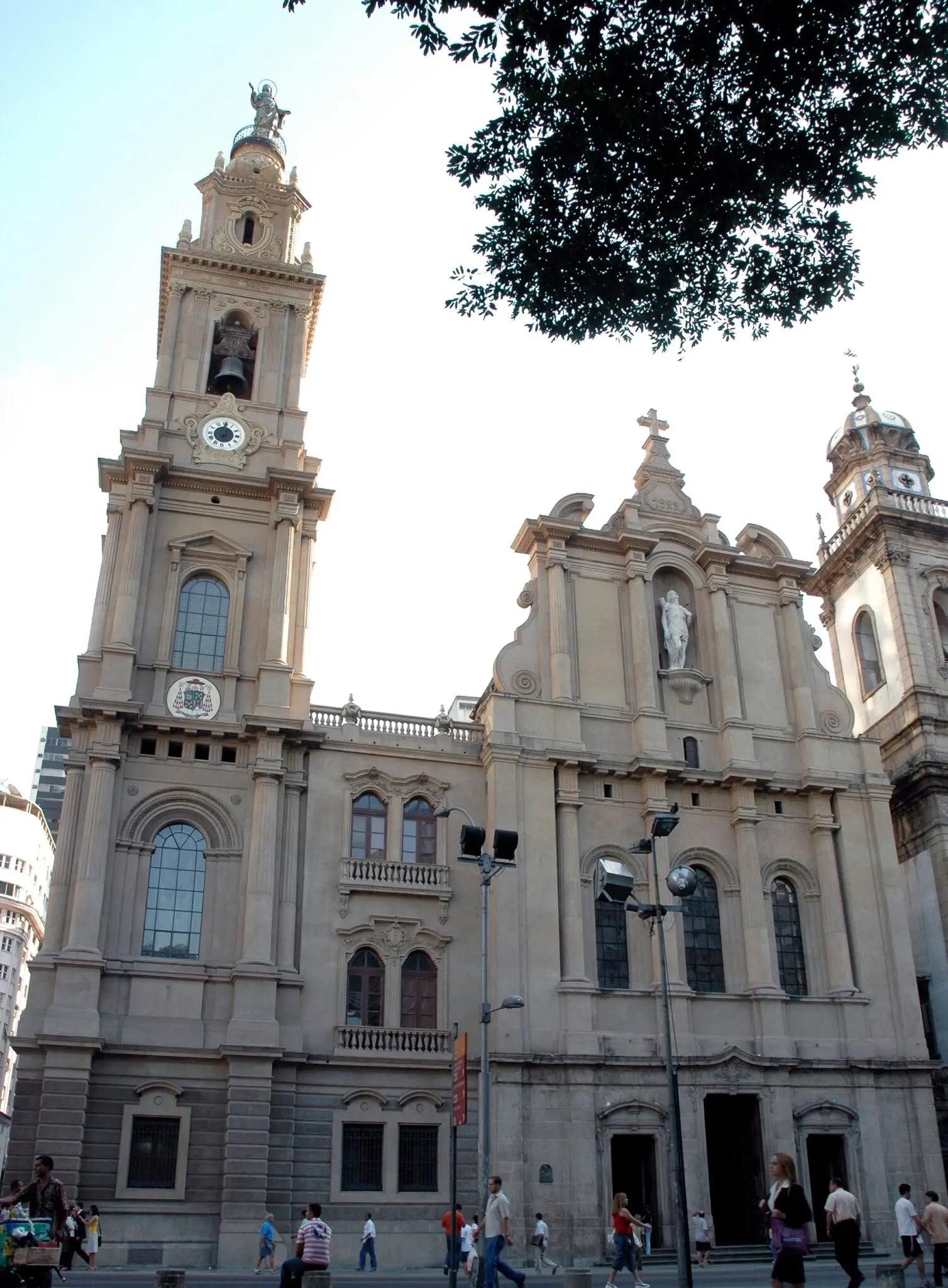 Igreja histórica com torre e fachada decorativa.