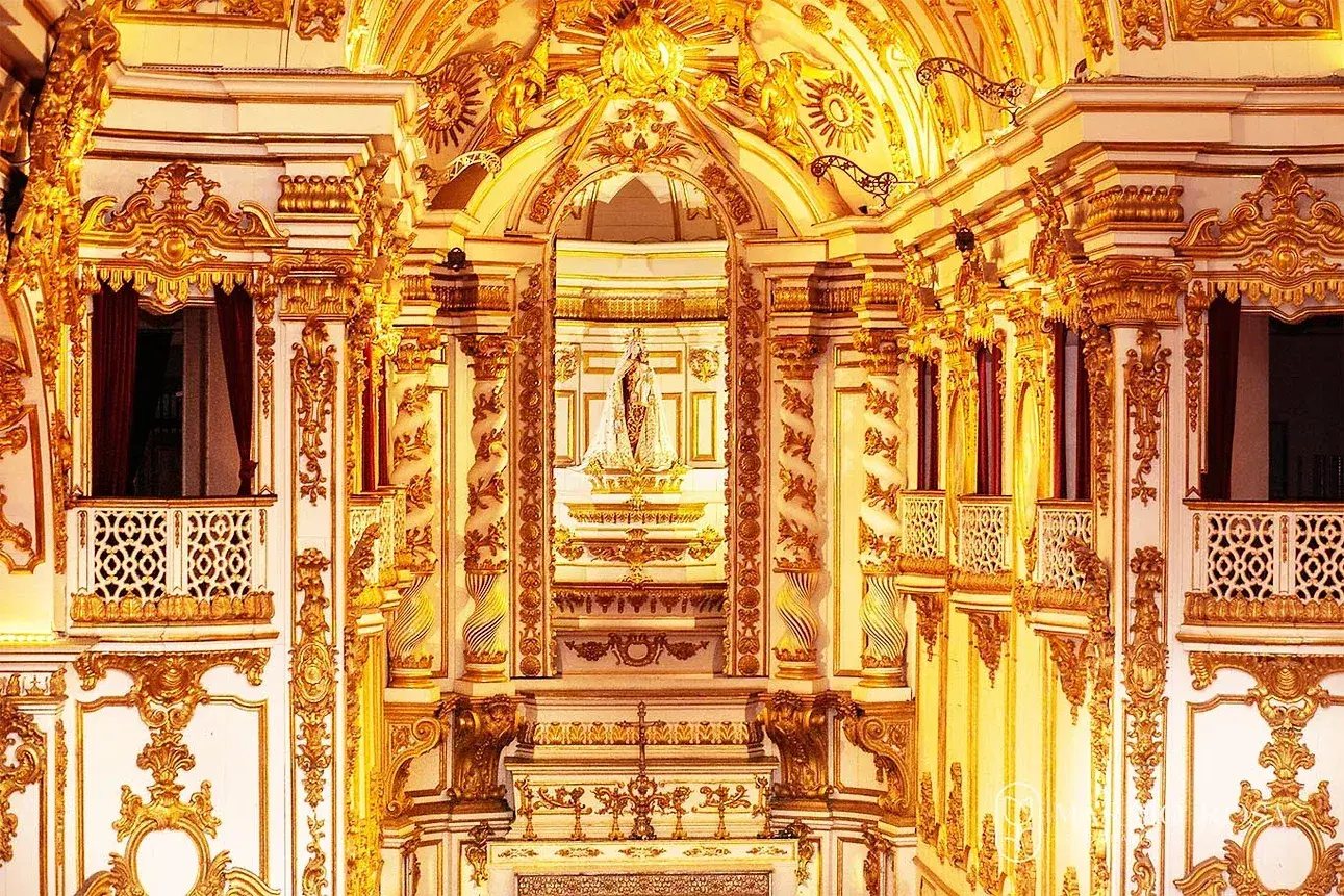 Igreja de Nossa Senhora do Carmo, altar-mor e detalhes dourados.
