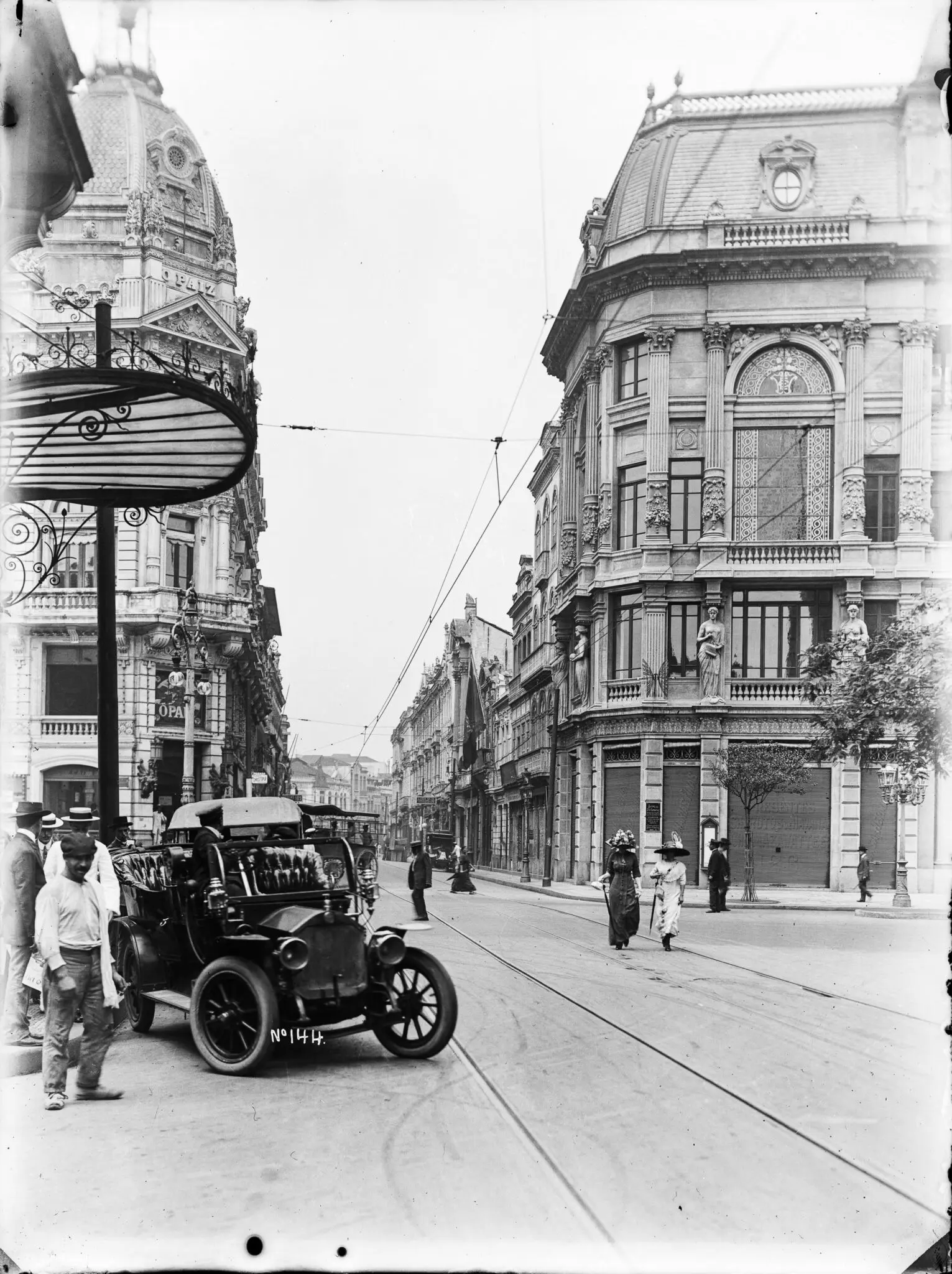 Edifícios históricos e carro antigo em rua urbana.