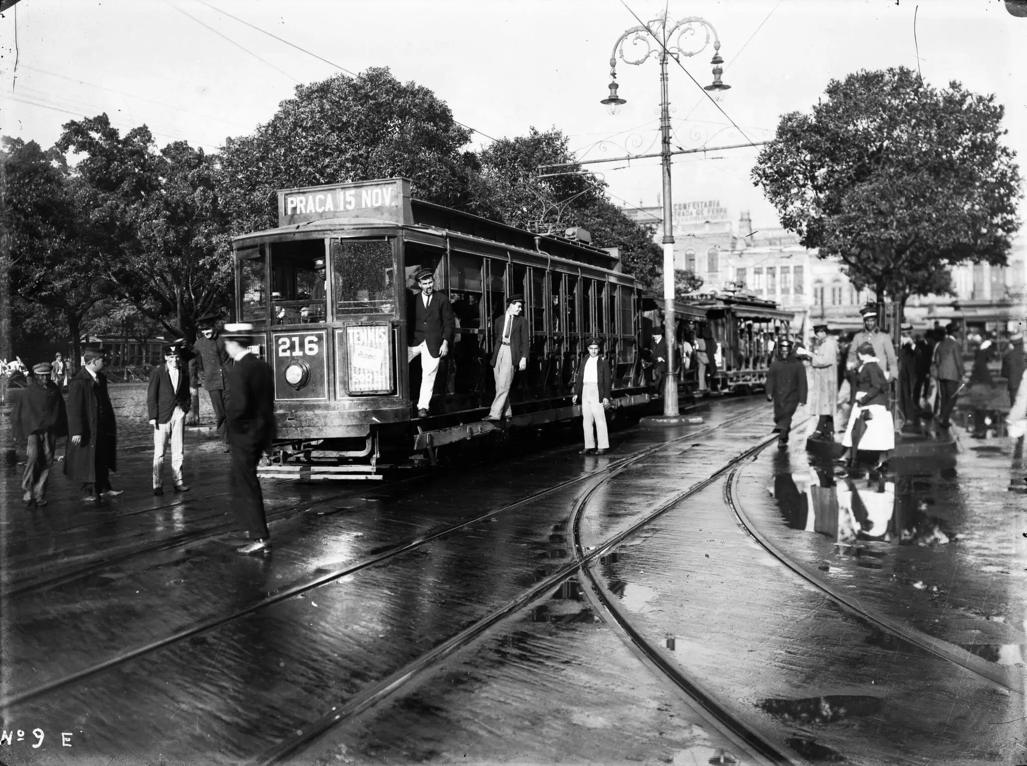 Bondinho 216 em Praça 15 de Novembro, com motorneiros e passageiros.