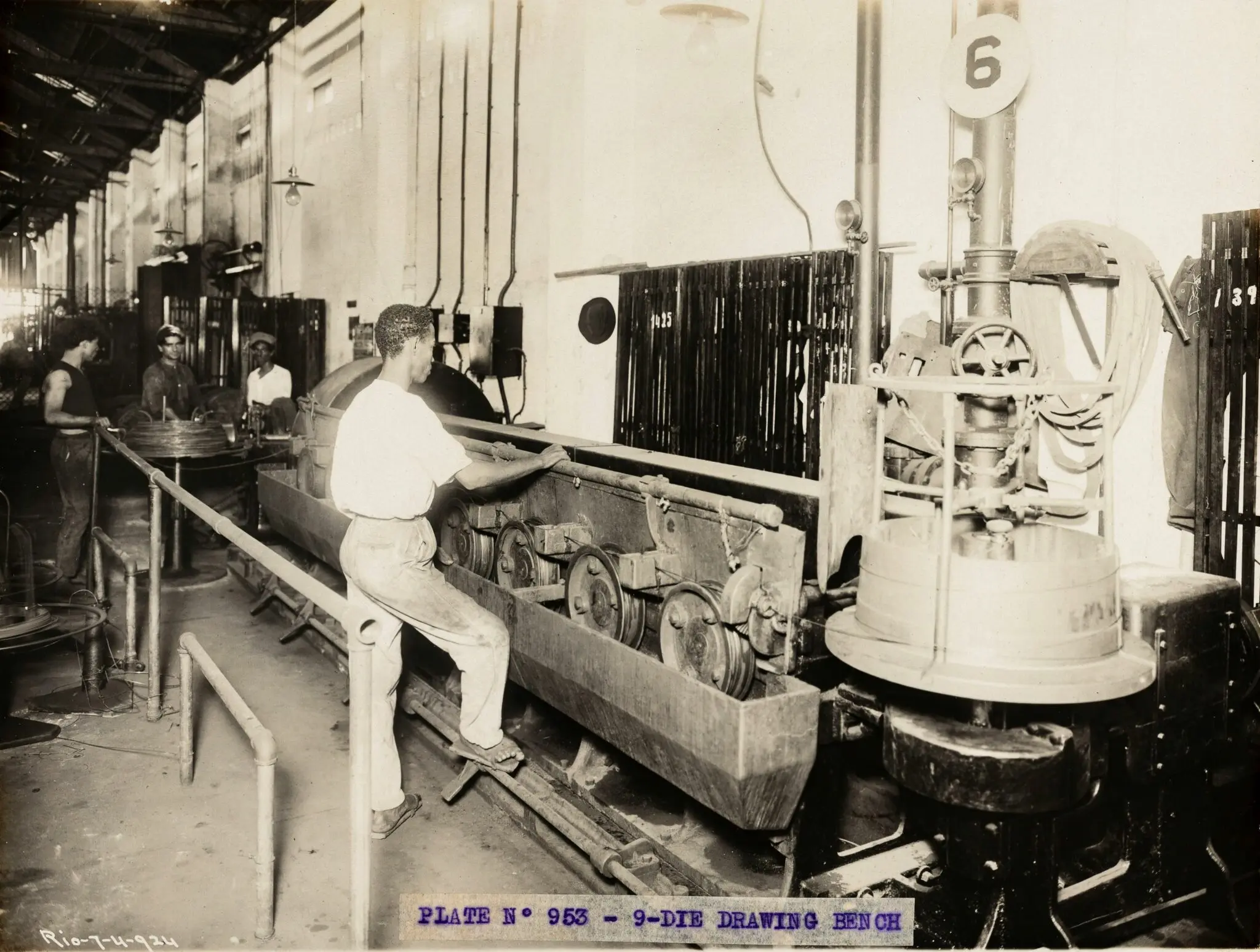 Fábrica industrial com trabalhadores e máquina industrial.