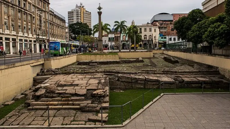 Fotografia urbana com monumento e edifícios coloridos.