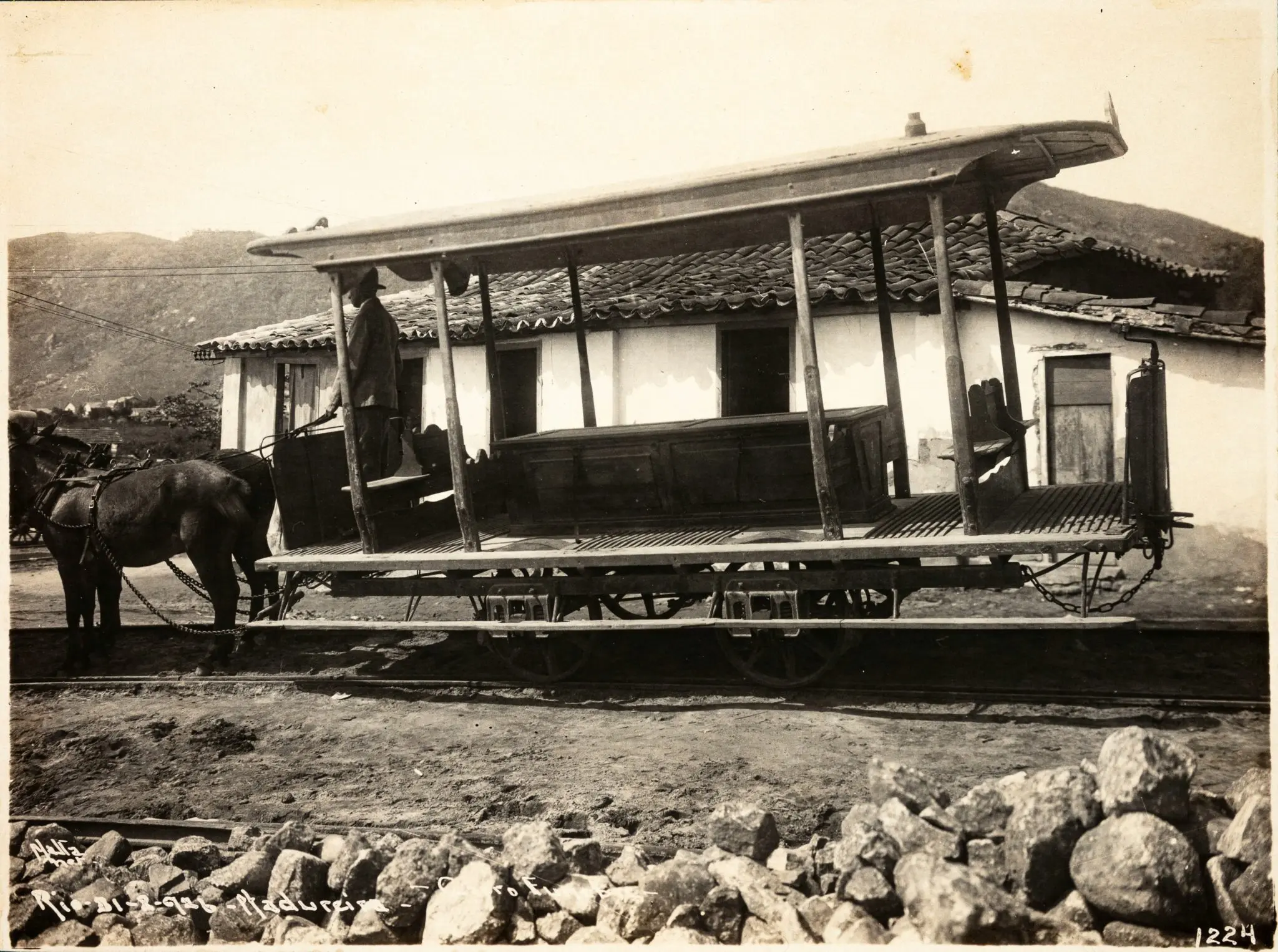 Bonde puxado por elefantes em foto antiga.