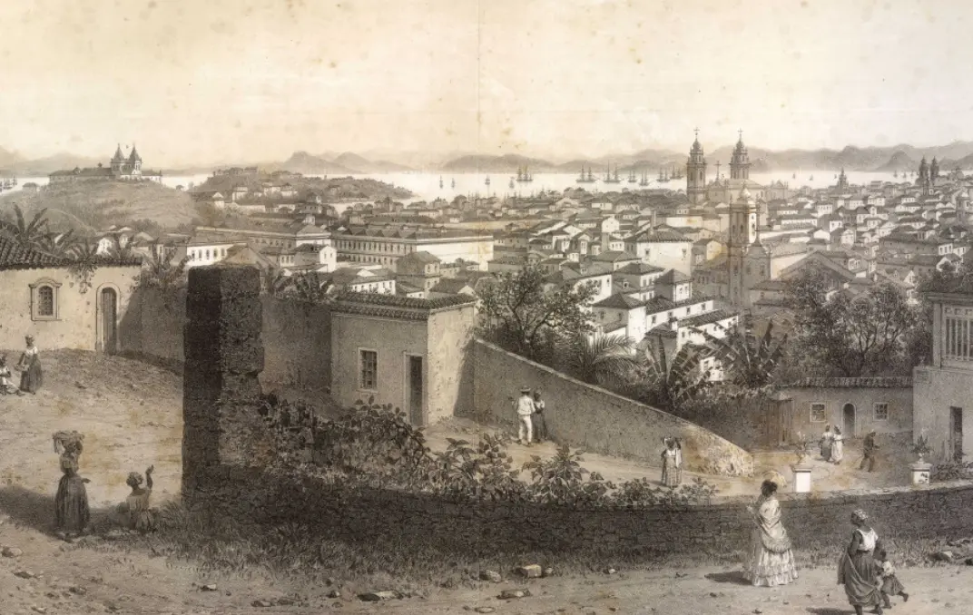 Cidade histórica com pessoas caminhando e edifícios densos.