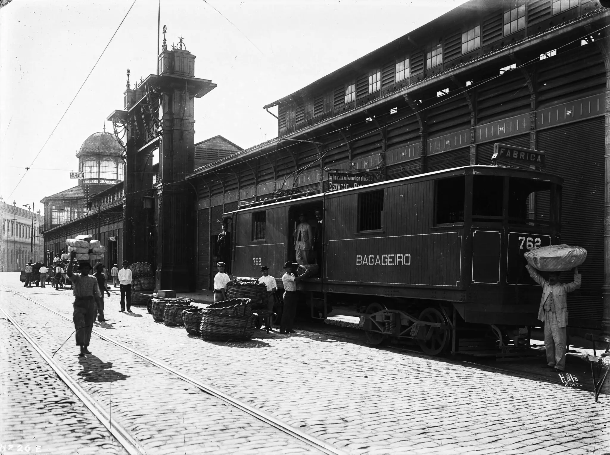 Bondinho elétrico em estação ferroviária histórica.