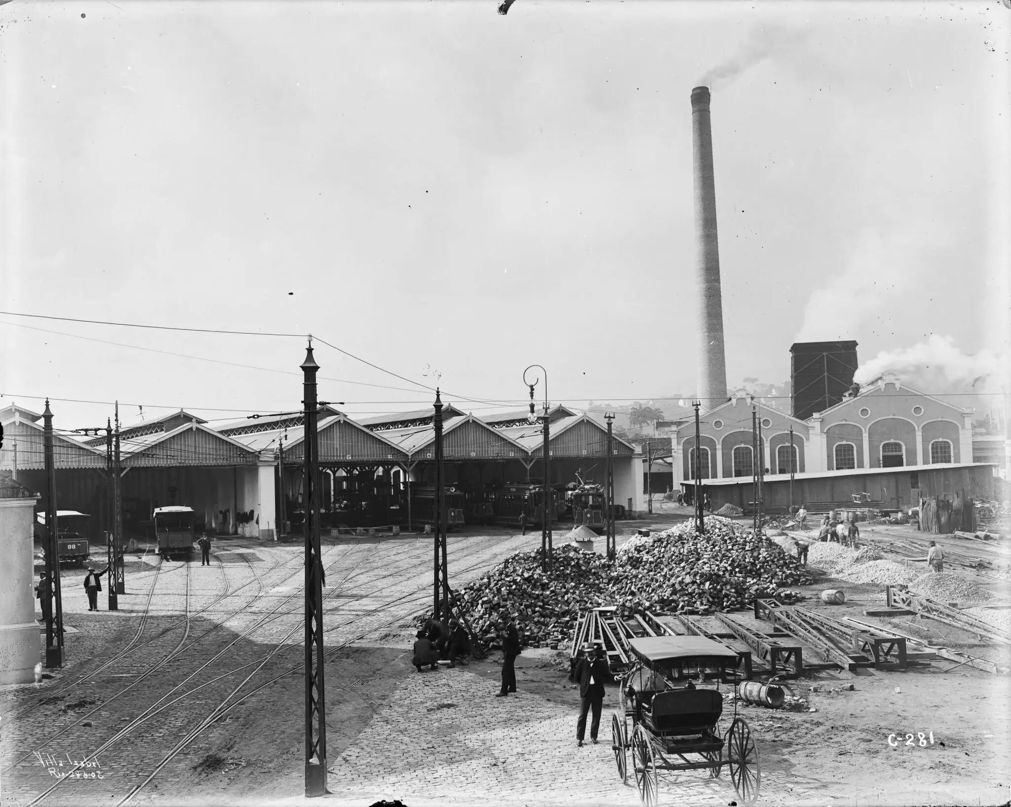 Fotografia histórica industrial em preto e branco.