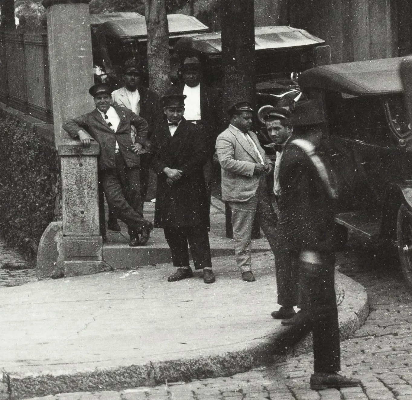 Grupo de homens em rua, preto e branco.